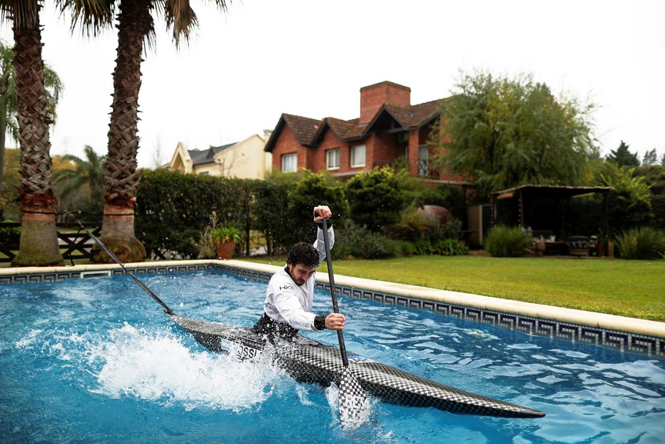 Argentine canoeist Sebastian Rossi trains in his girlfriend's pool, due to the coronavirus outbreak, as he prepares for the postponed Tokyo 2020 Olympic Games, in Buenos Aires, Argentina June 8, 2020. The photo shows the canoeist rowing furiously in a swimming pool. REUTERS/Agustin Marcarian