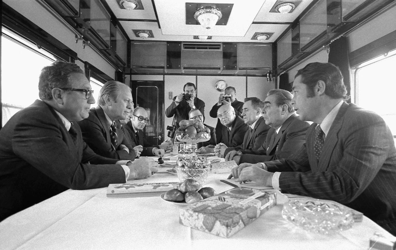 U.S. President Gerald Ford, Secretary of State Henry Kissinger meet with representatives from the Soviet Union.