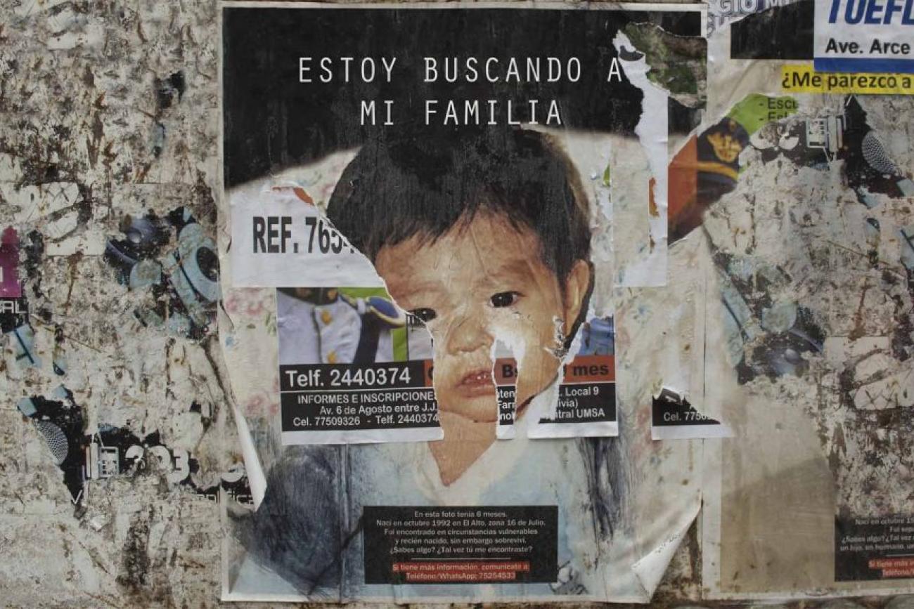 A poster of an infant reading Estoy Buscando A Mi Familia, or "I’m looking for my family"